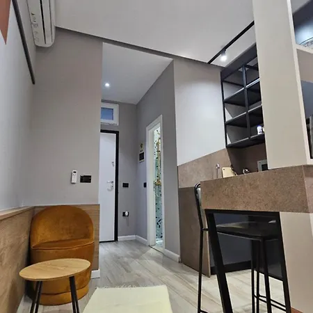 아파트 Tam Center Next To Blloku No2 티라나