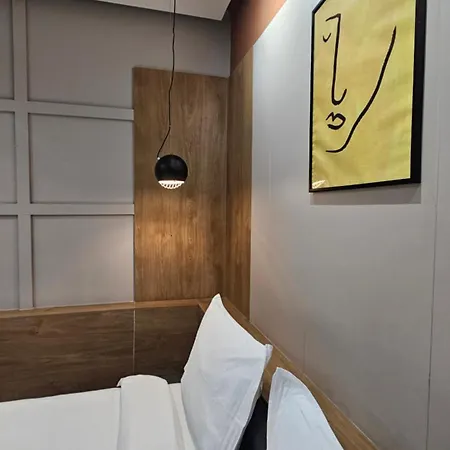 아파트 Tam Center Next To Blloku No2 티라나
