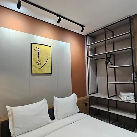 아파트 Tam Center Next To Blloku No2 티라나