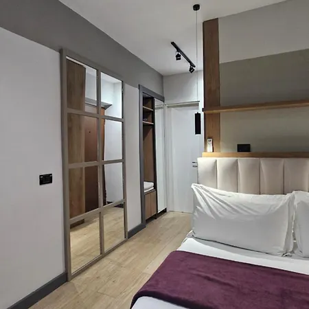 아파트 Tam Center Next To Blloku No2 티라나